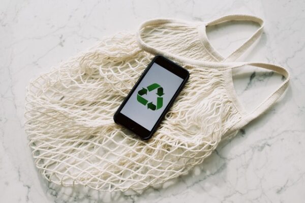 How Does a Trade-in Solve Your Smartphone Issues?